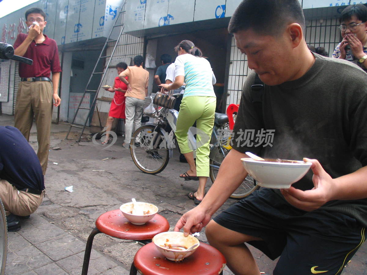 郑州记忆丨20年前的一组街拍：磁带，街头电影与蹦极