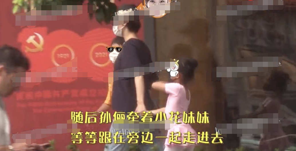 孙俪带儿子送女儿去学跳舞，女儿穿粉色舞蹈衣，肉肉小屁股太可爱