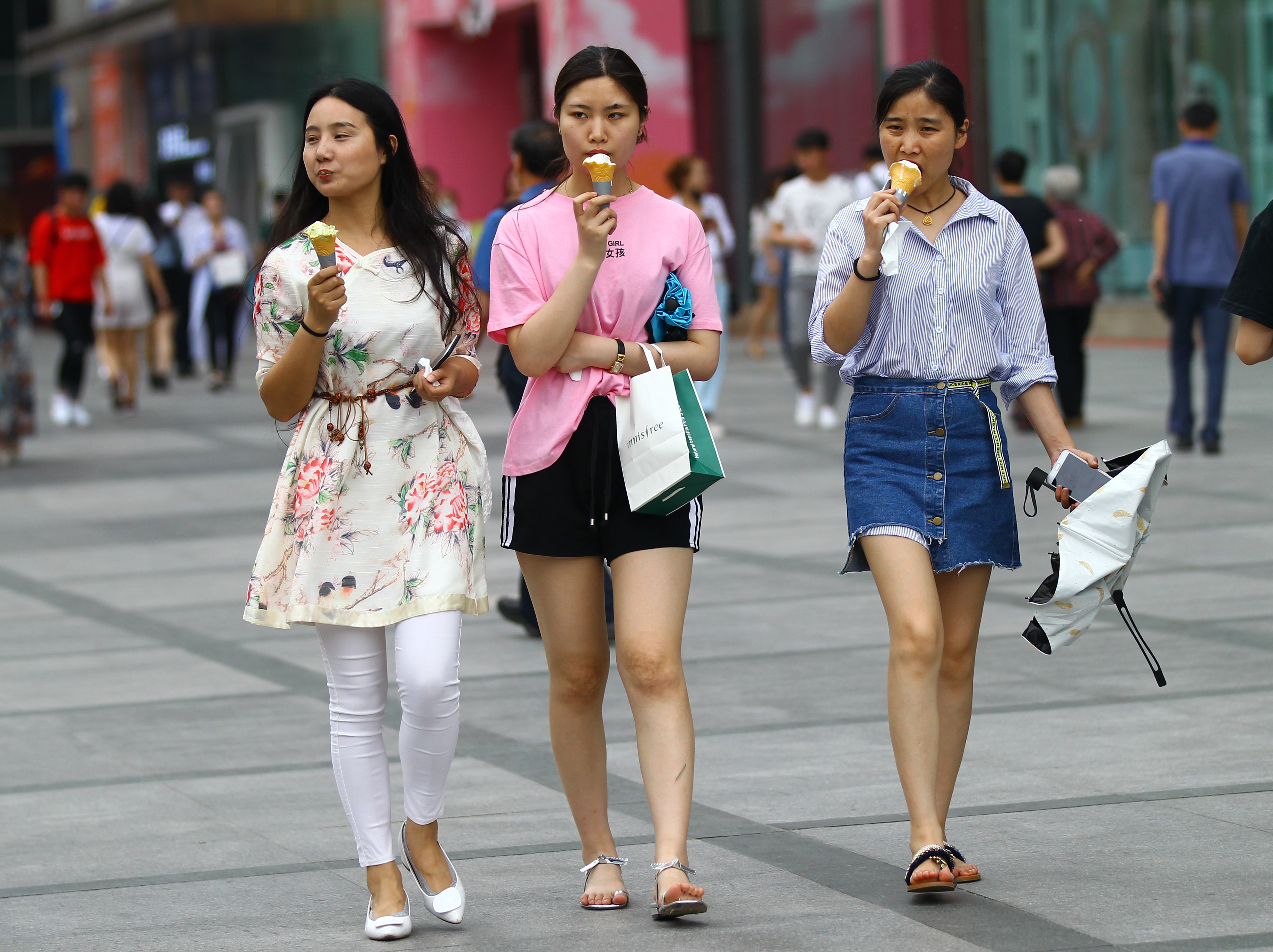 郑州记忆：穿越20载的郑州摩登女郎 从甘蔗到奶茶街拍道具已上新