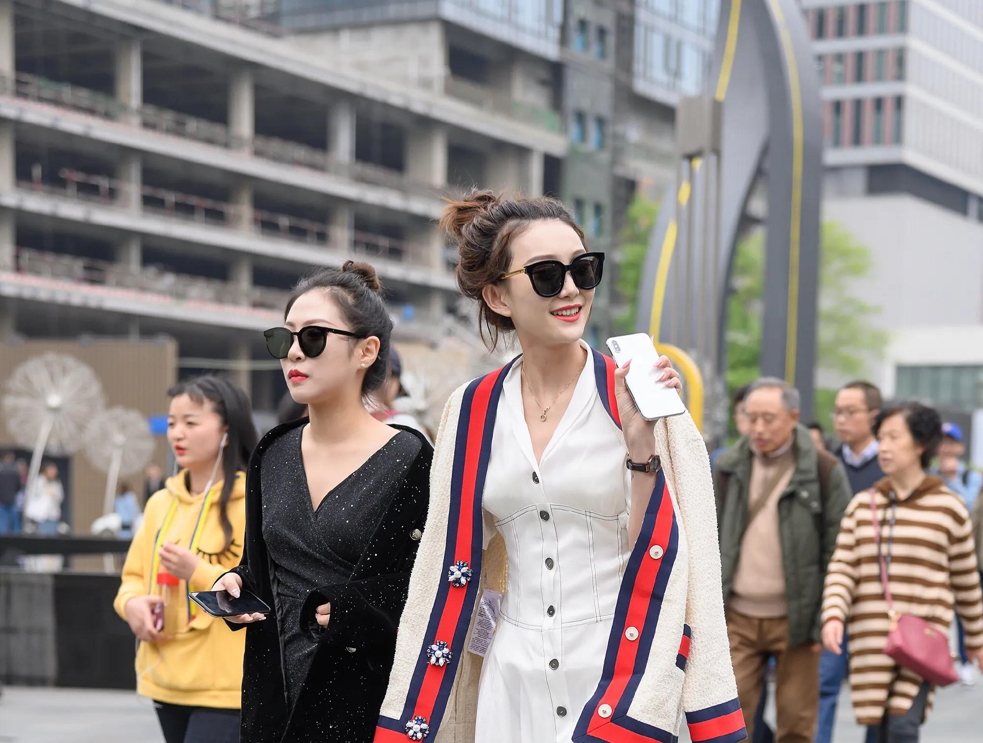 郑州街拍 某步行街姐们花携手逛街 穿着非常时尚