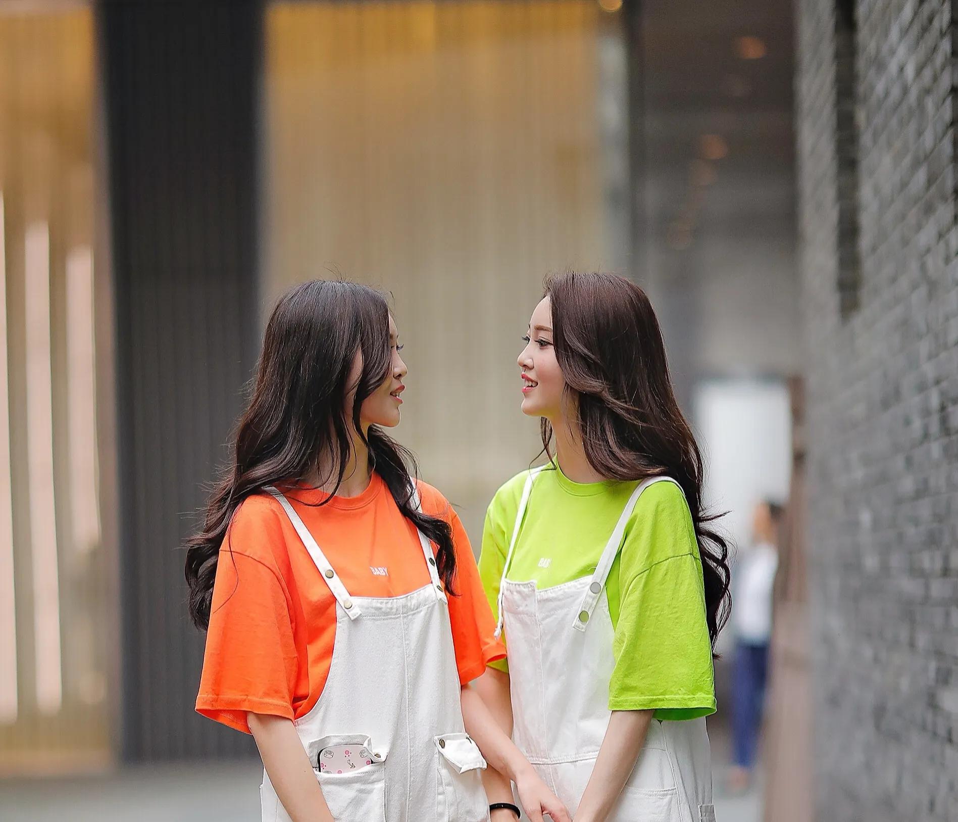 郑州街拍 某步行街姐们花携手逛街 穿着非常时尚