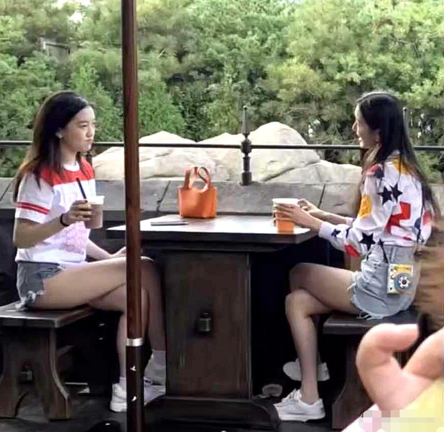 偶遇王菲15岁女儿李嫣，穿超短裤包不住臀，拎两万元小菜篮亮了