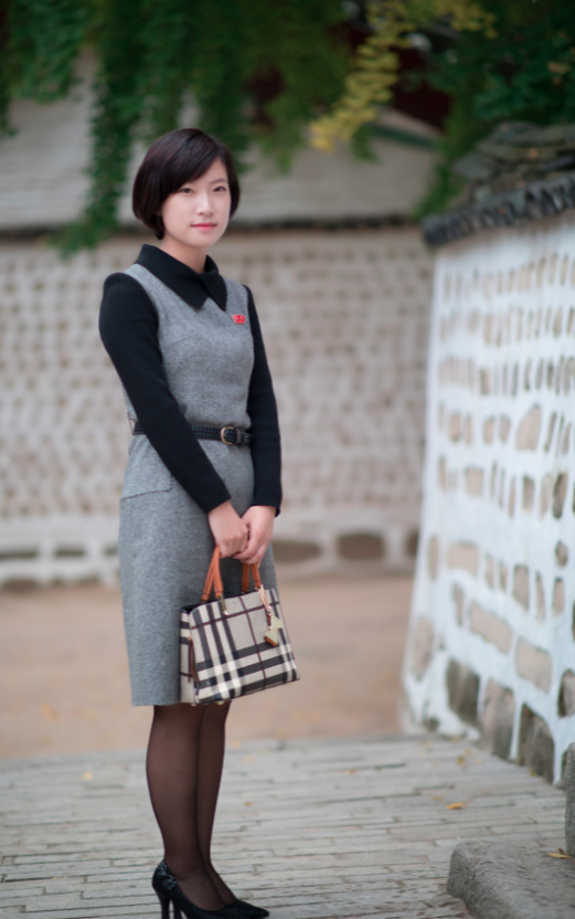 实拍朝鲜：朝鲜街头洋气的姑娘
