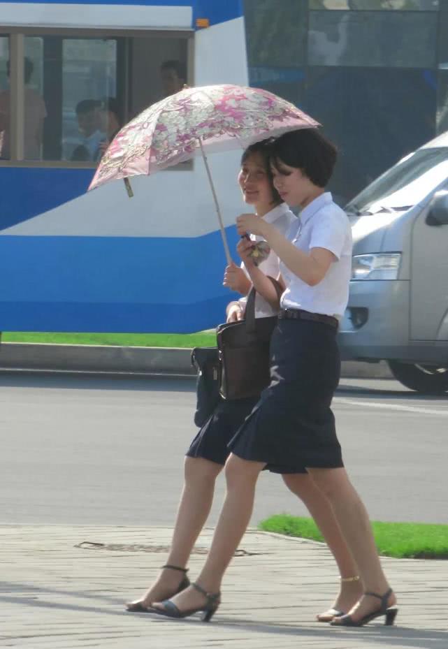 实拍朝鲜：朝鲜街头洋气的姑娘