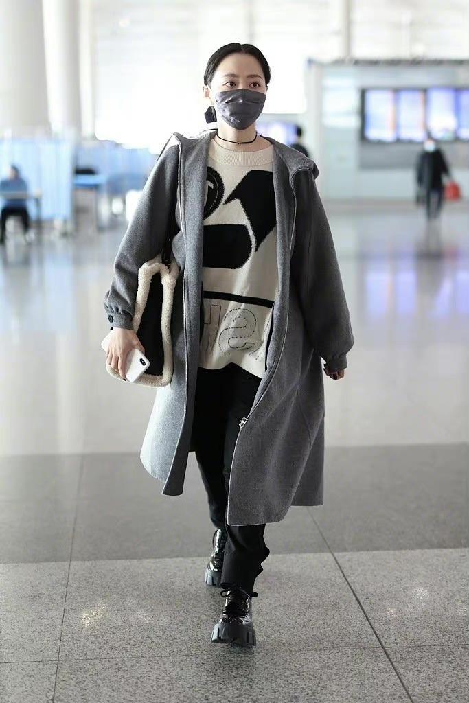 张靓颖真是越来越时尚，穿灰色长款外套走机场，素颜也美出新高度
