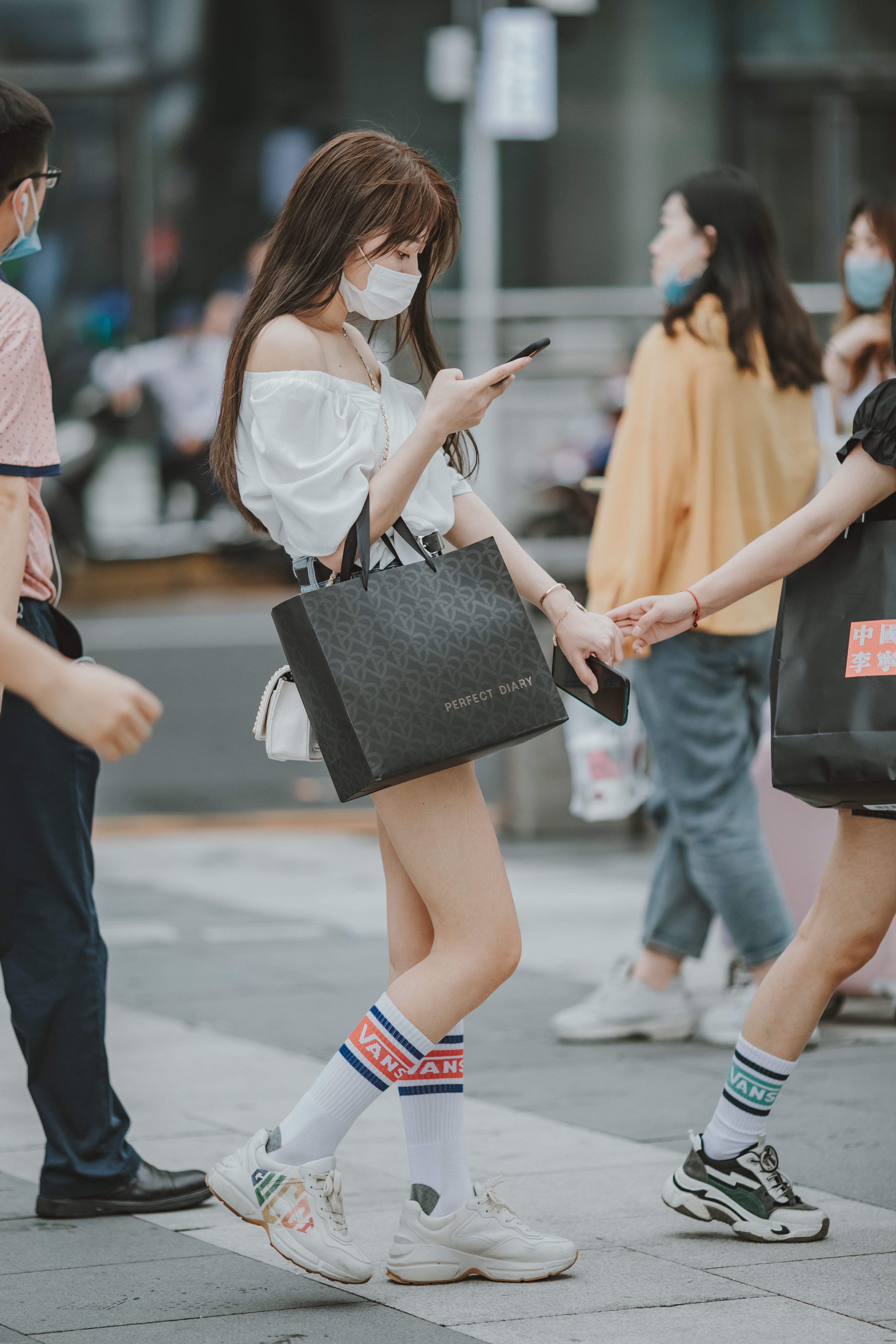 长沙街拍｜手机里有什么好内容拖住了你的脚步