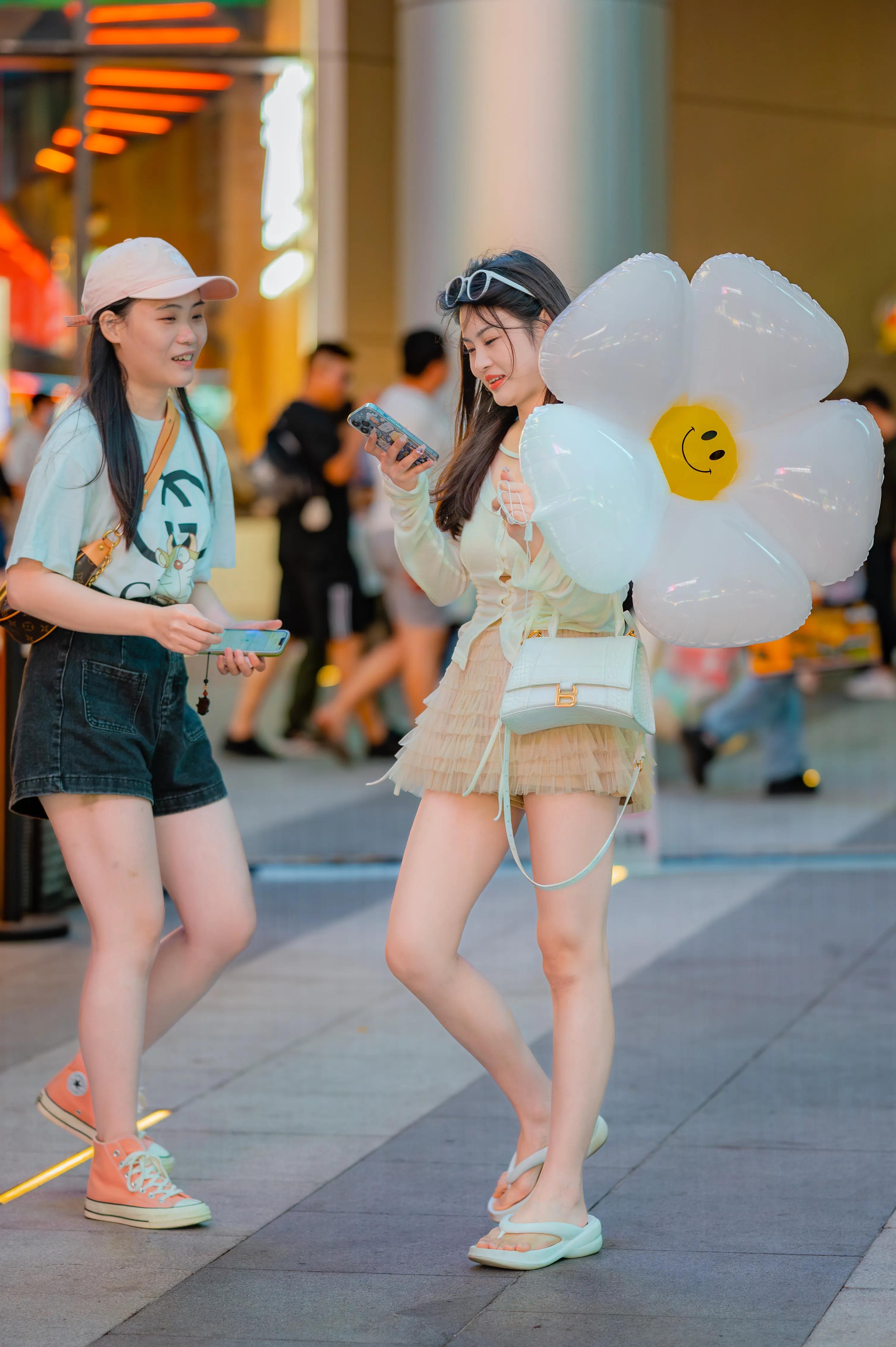 长沙街拍｜拿着气球逛街的短裙女生
