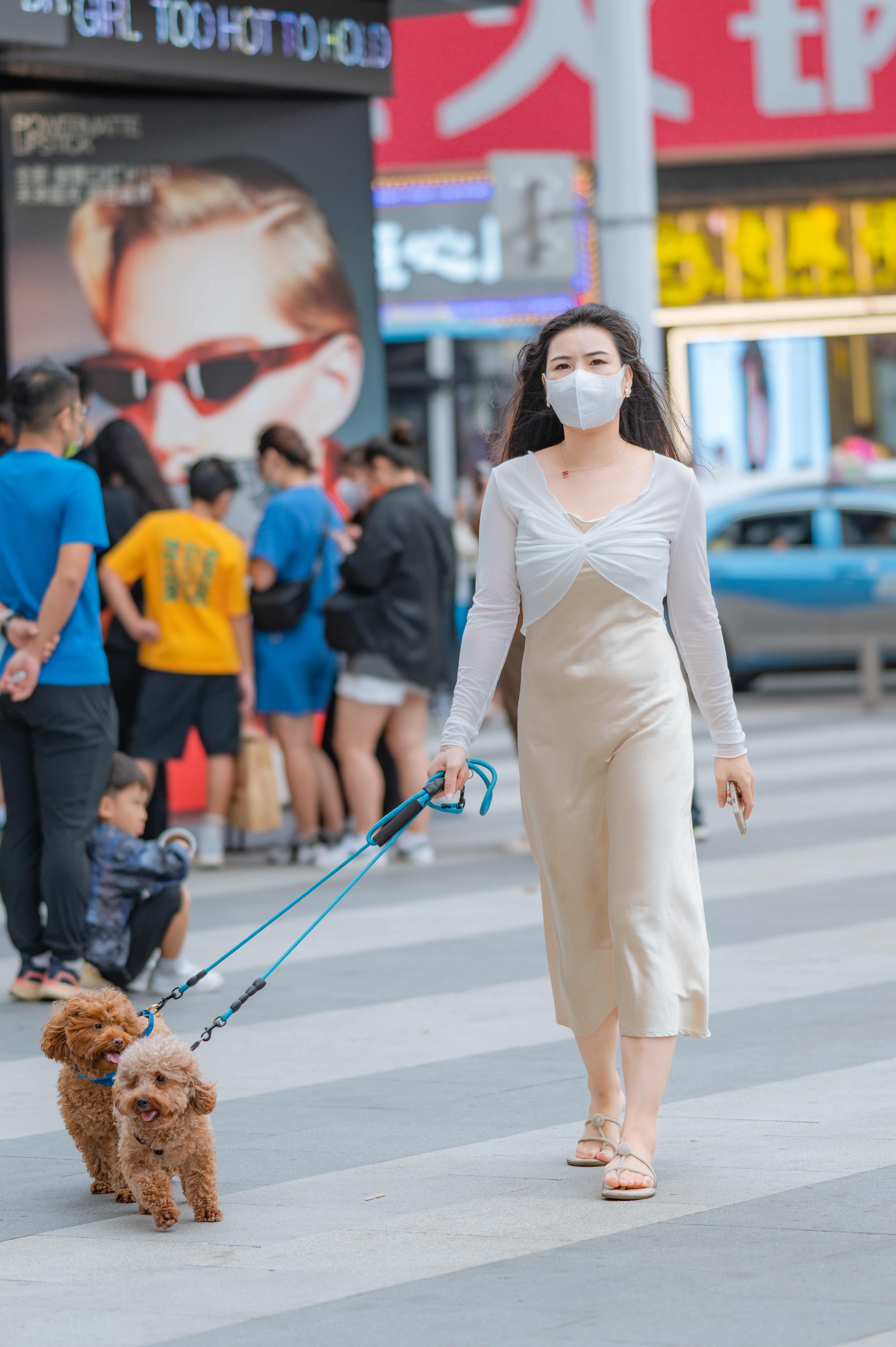 长沙街拍｜在黄兴路上遛狗的裙装姐姐，悠闲自在