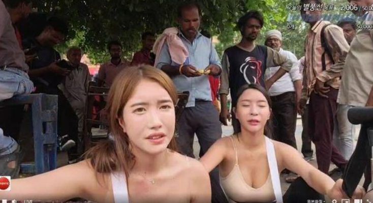 ?韩国女主播印度街头穿吊带跳性感舞，男性包围合照，网友捏一把汗
