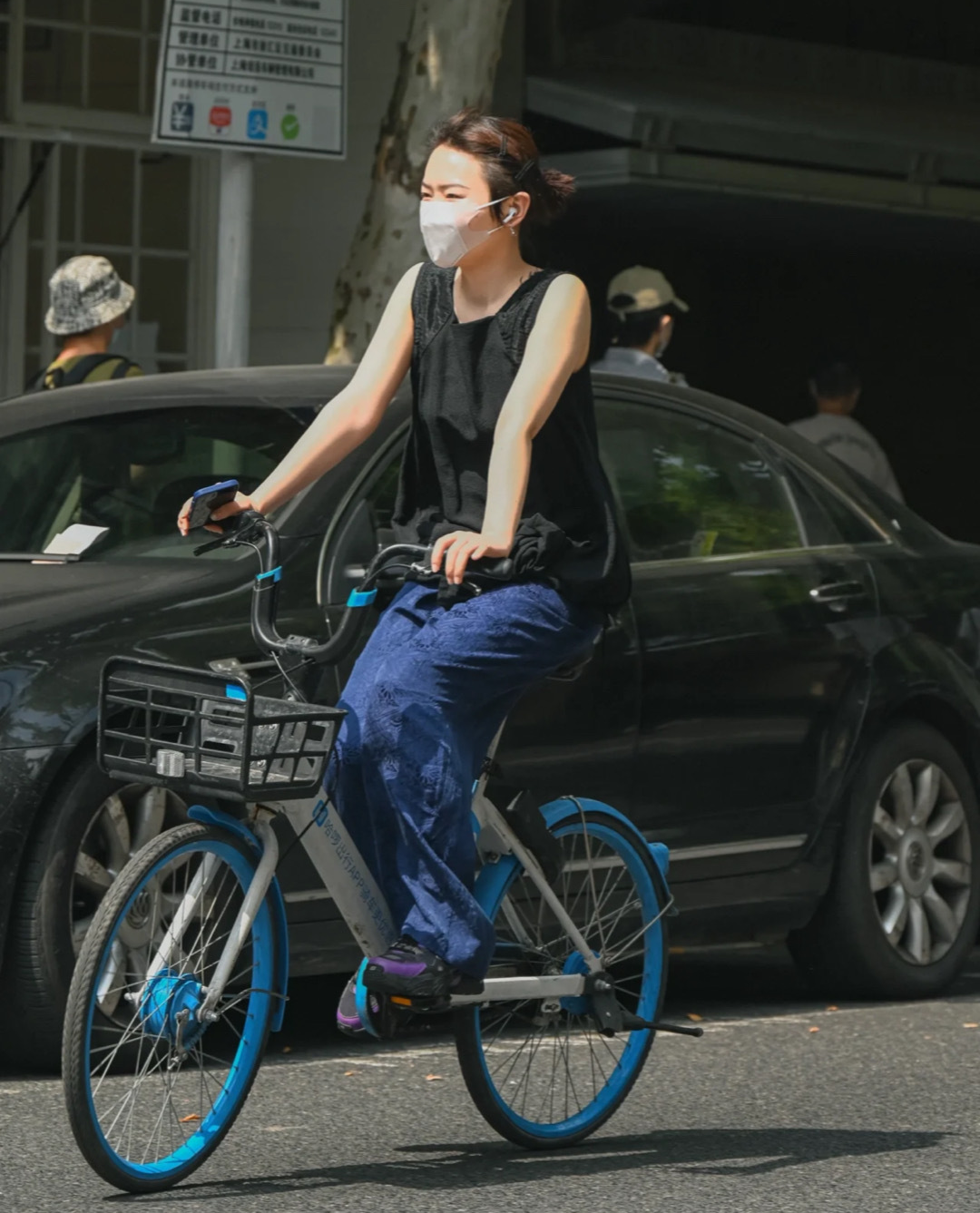 上海的街拍又火了，素人搭配尽显高质量，满街的自行车更是亮点