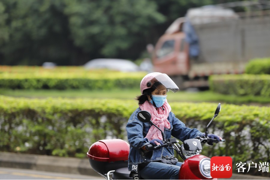 原创组图丨冷空气“冻”真格！海口街头市民添衣出行