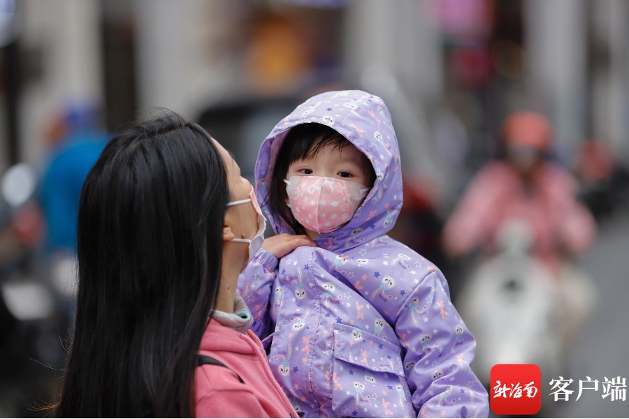 原创组图丨冷空气“冻”真格！海口街头市民添衣出行