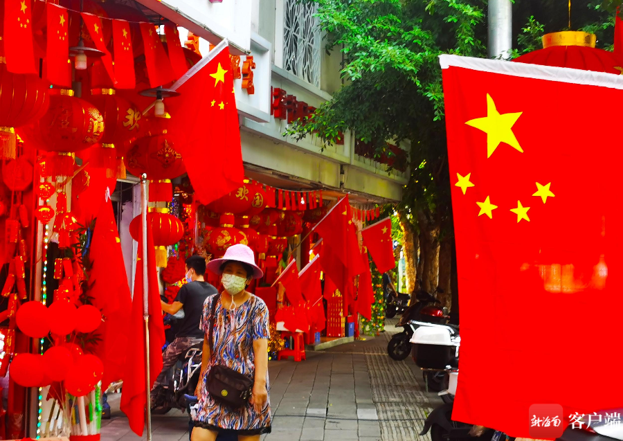 原创组图丨国旗飘飘迎国庆 海口街头节日氛围浓