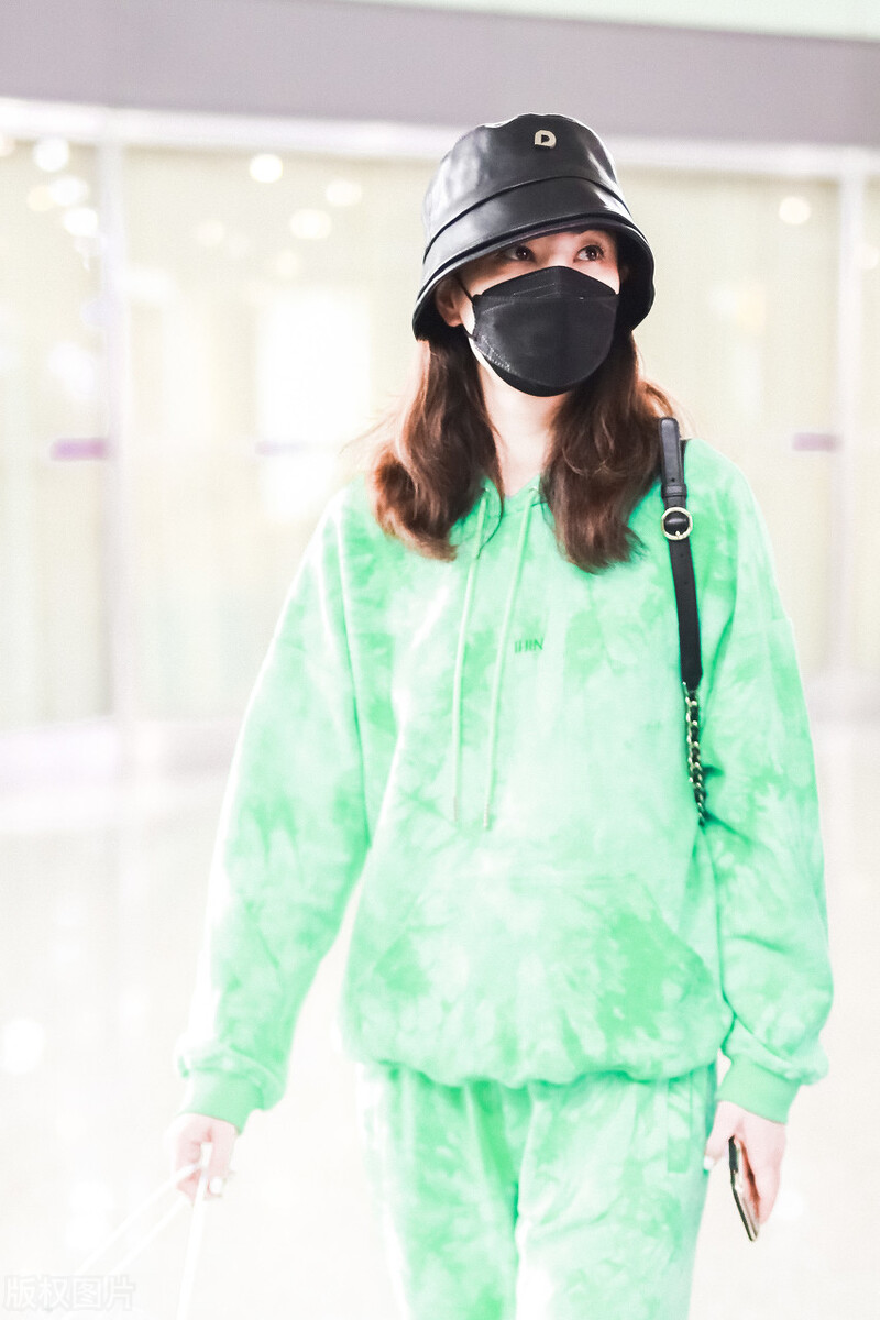 独家街拍：郑希怡现身机场，一袭绿色套装配皮帽，很会搭配吧