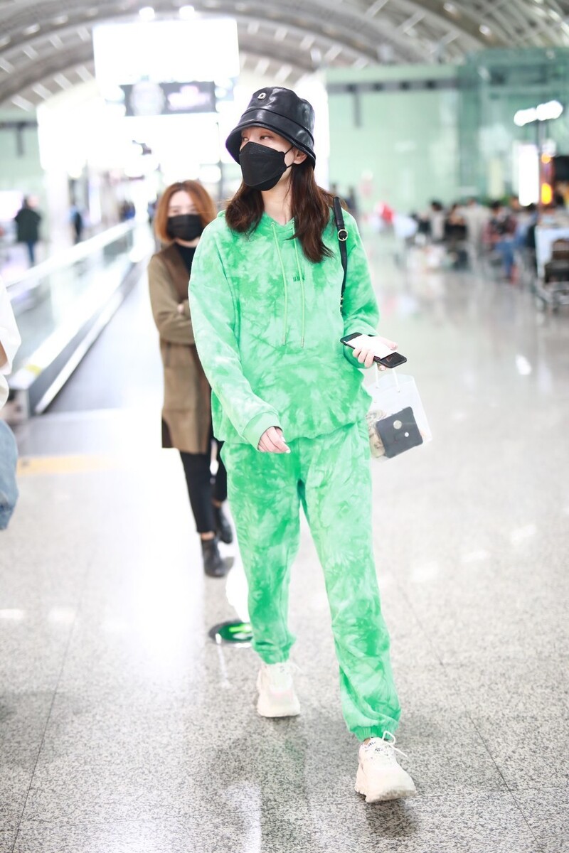 独家街拍：郑希怡现身机场，一袭绿色套装配皮帽，很会搭配吧
