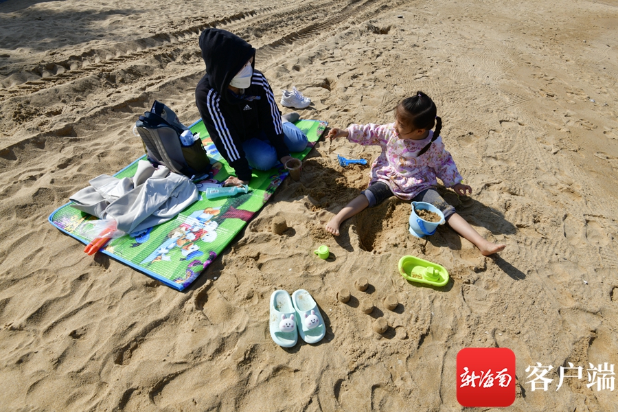 组图 | 艳阳高照 海口市民游客乐享冬日暖阳