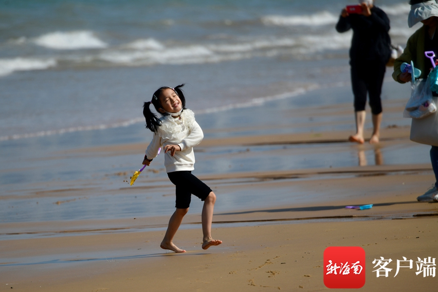 组图 | 艳阳高照 海口市民游客乐享冬日暖阳