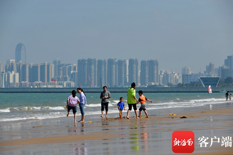 组图 | 艳阳高照 海口市民游客乐享冬日暖阳