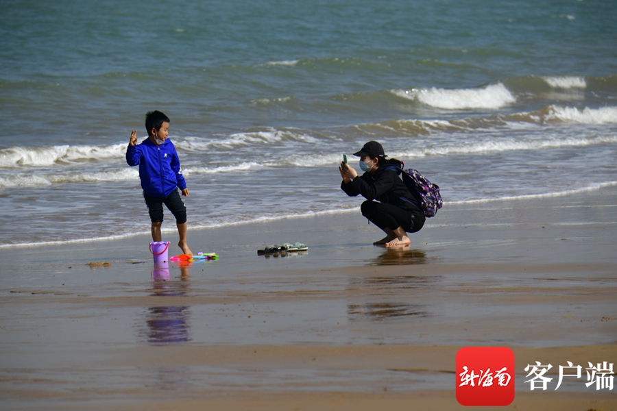 组图 | 艳阳高照 海口市民游客乐享冬日暖阳