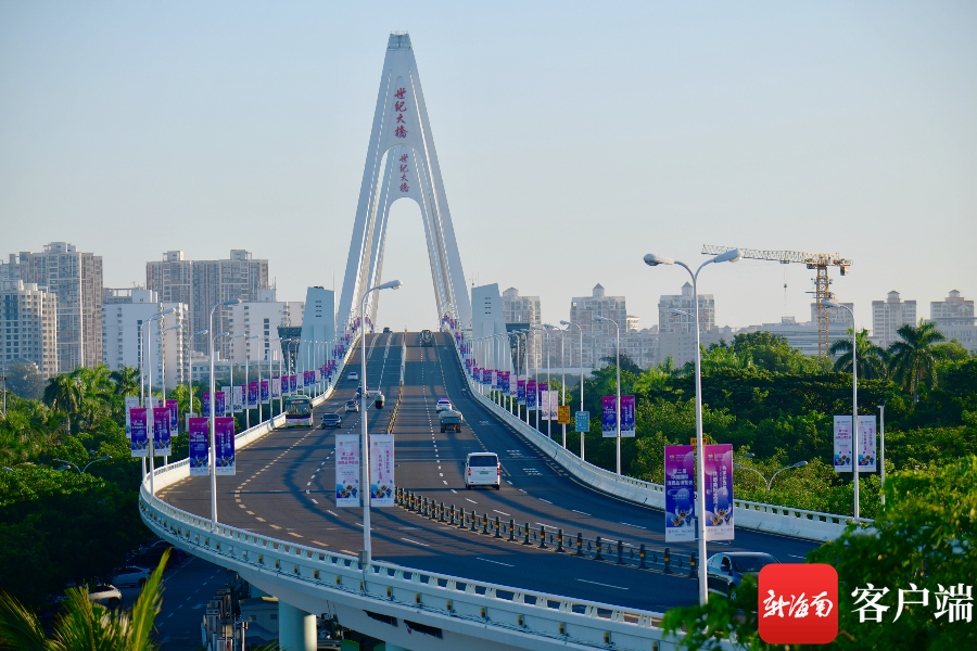 原创组图 | 消博会启幕在即 海口街头氛围浓