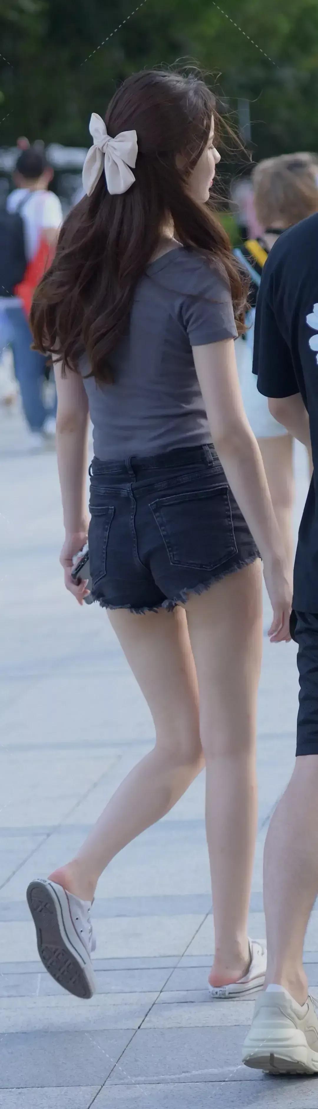 街拍/33 时尚街拍 长发及腰 白色短袖 搭配黑色超短裤的长腿美女。