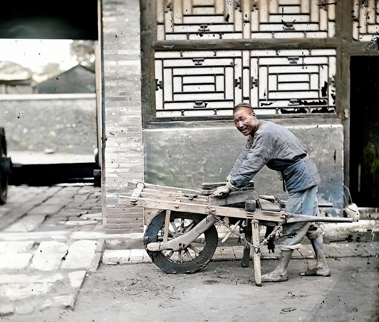 晚清照片：学生用辫子画圆，百姓在皇宫内就餐，洋人在街头骑车