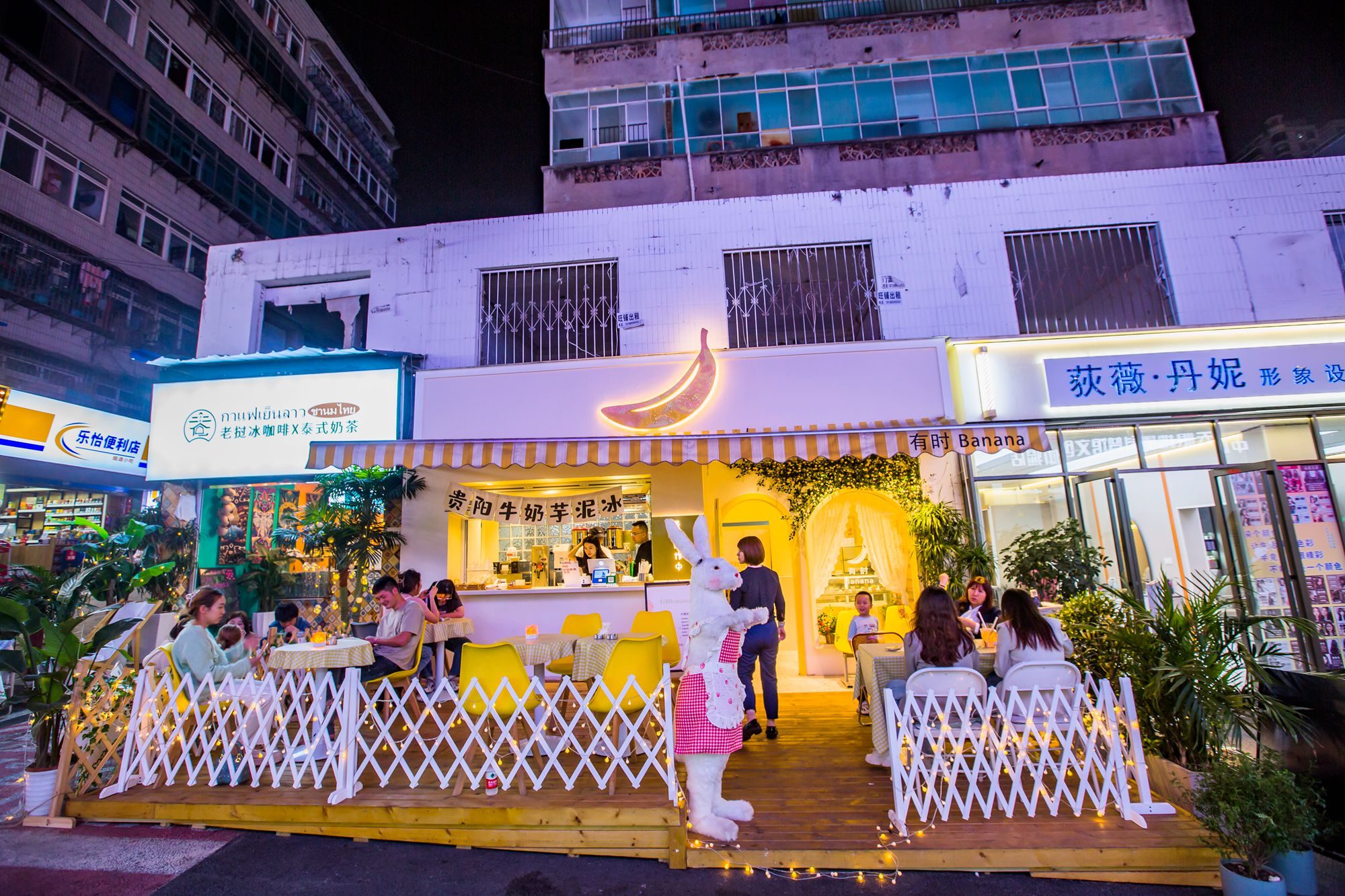 贵阳青云市集，灯光璀璨的都市夜晚，体验当地活色生香的夜生活