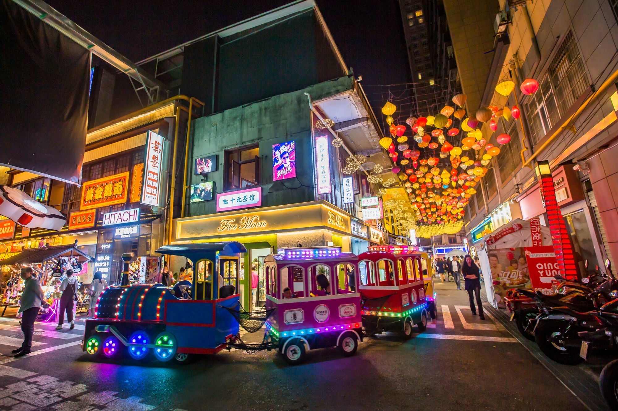 贵阳青云市集，灯光璀璨的都市夜晚，体验当地活色生香的夜生活