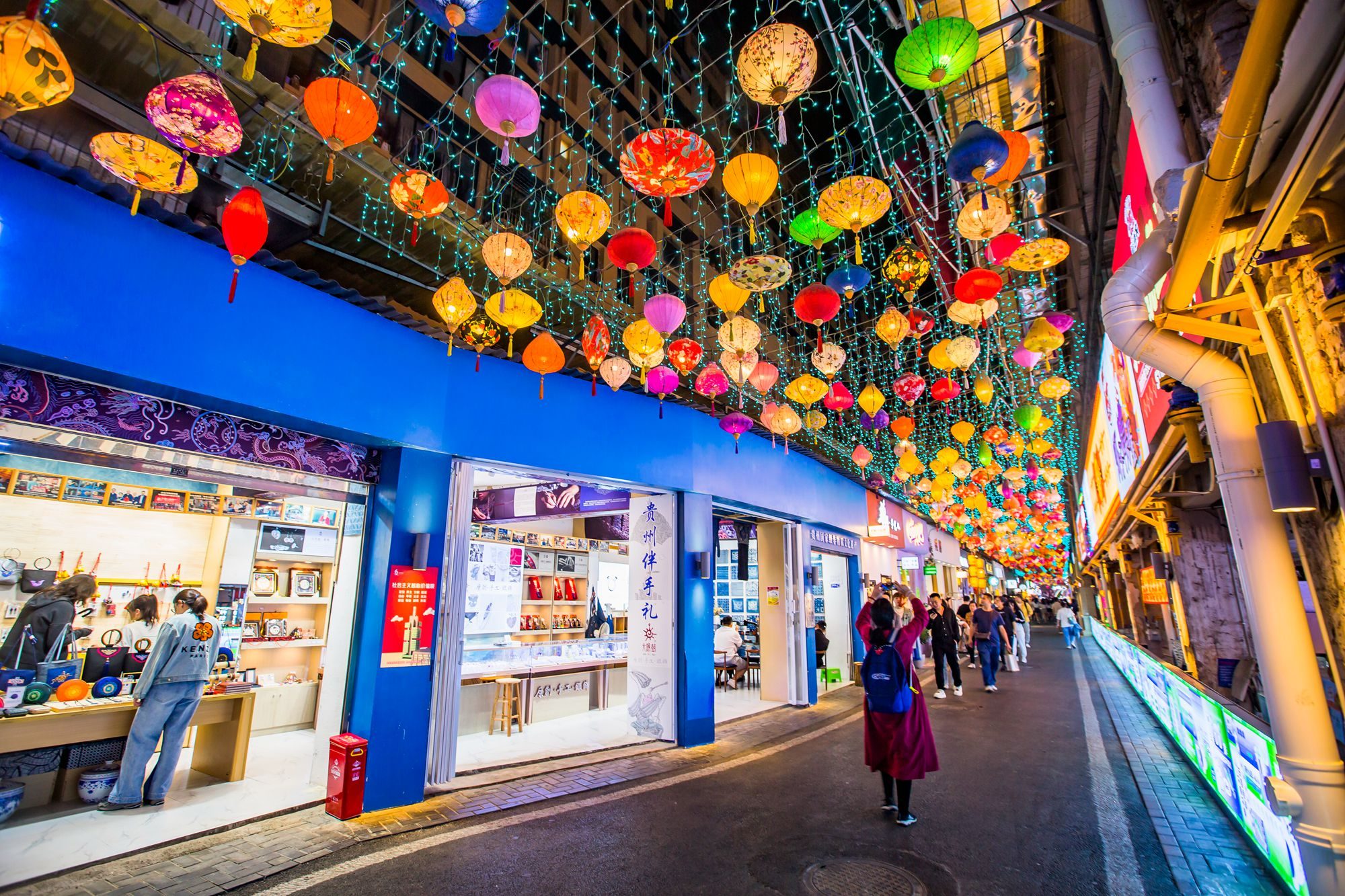 贵阳青云市集，灯光璀璨的都市夜晚，体验当地活色生香的夜生活