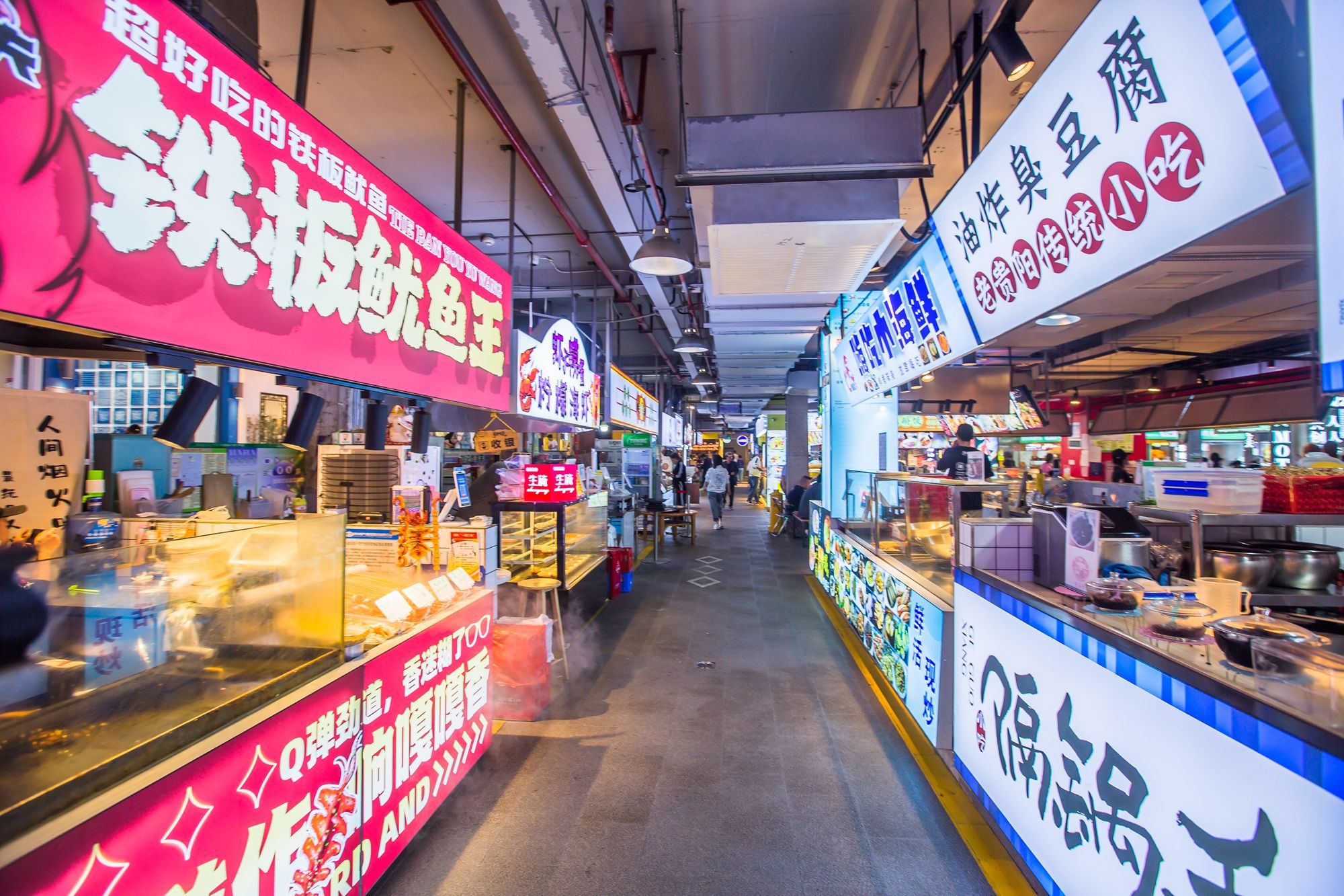 贵阳青云市集，灯光璀璨的都市夜晚，体验当地活色生香的夜生活