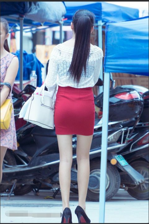 街拍：闹市口超短红裙高跟长腿妹子，路人两眼发直