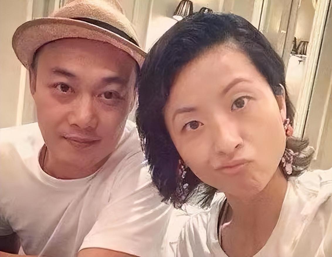 陈奕迅老婆造型再引热议，白色渔网袜配深V背心，真空出街太大胆