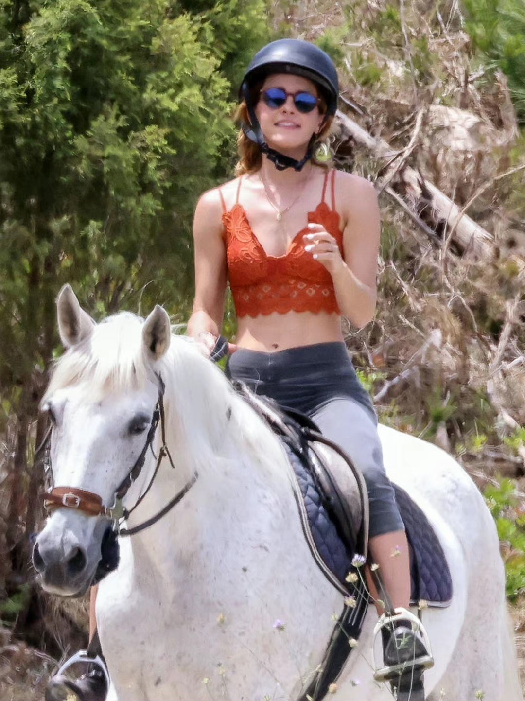 32岁艾玛沃特森颜值回春，素颜逛街清秀自然，穿蕾丝吊带骑马好飒