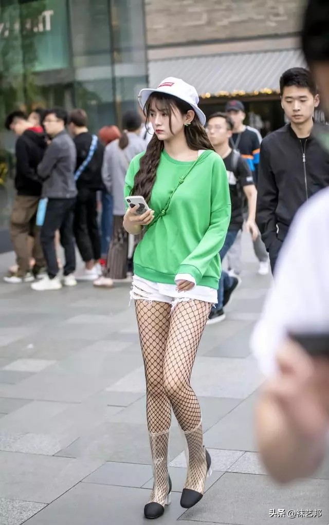 美女时尚穿搭：渔网袜很nice