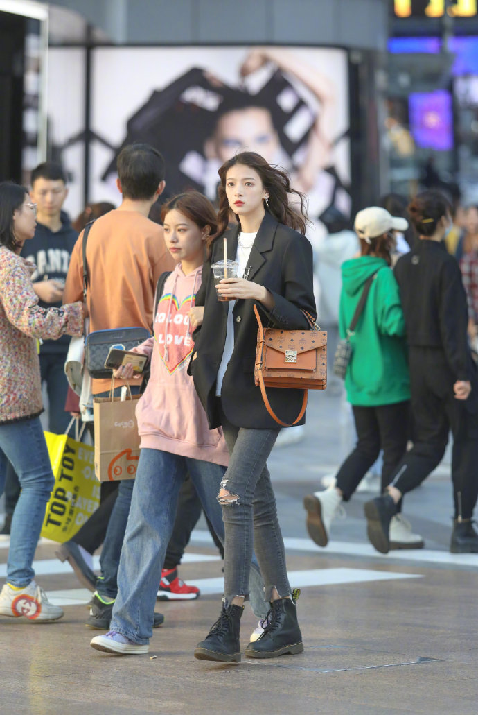 街拍时刻：时髦精小姐姐们，冬日里靓丽风景线