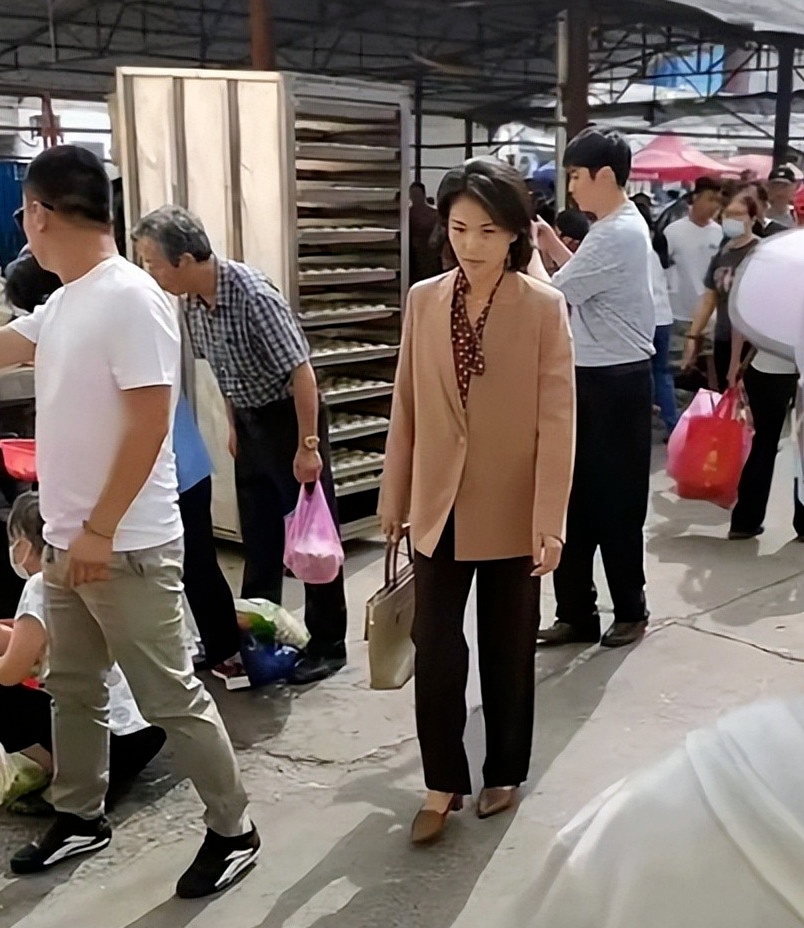 刘涛在街头拍戏被围观，腿型弯曲走路太不好看，而且她身材并不瘦