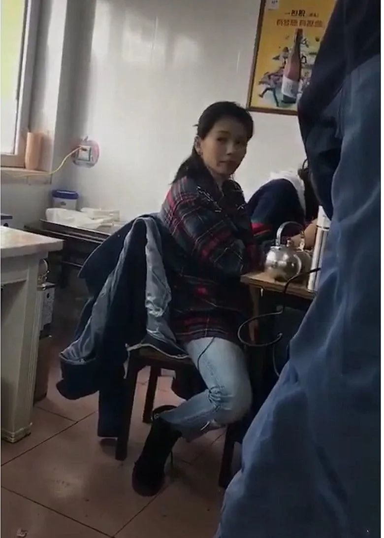 刘涛在街头拍戏被围观，腿型弯曲走路太不好看，而且她身材并不瘦