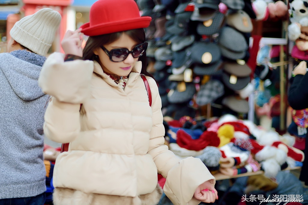 冬季洛阳老城街拍人像，任性的女孩随心的萌