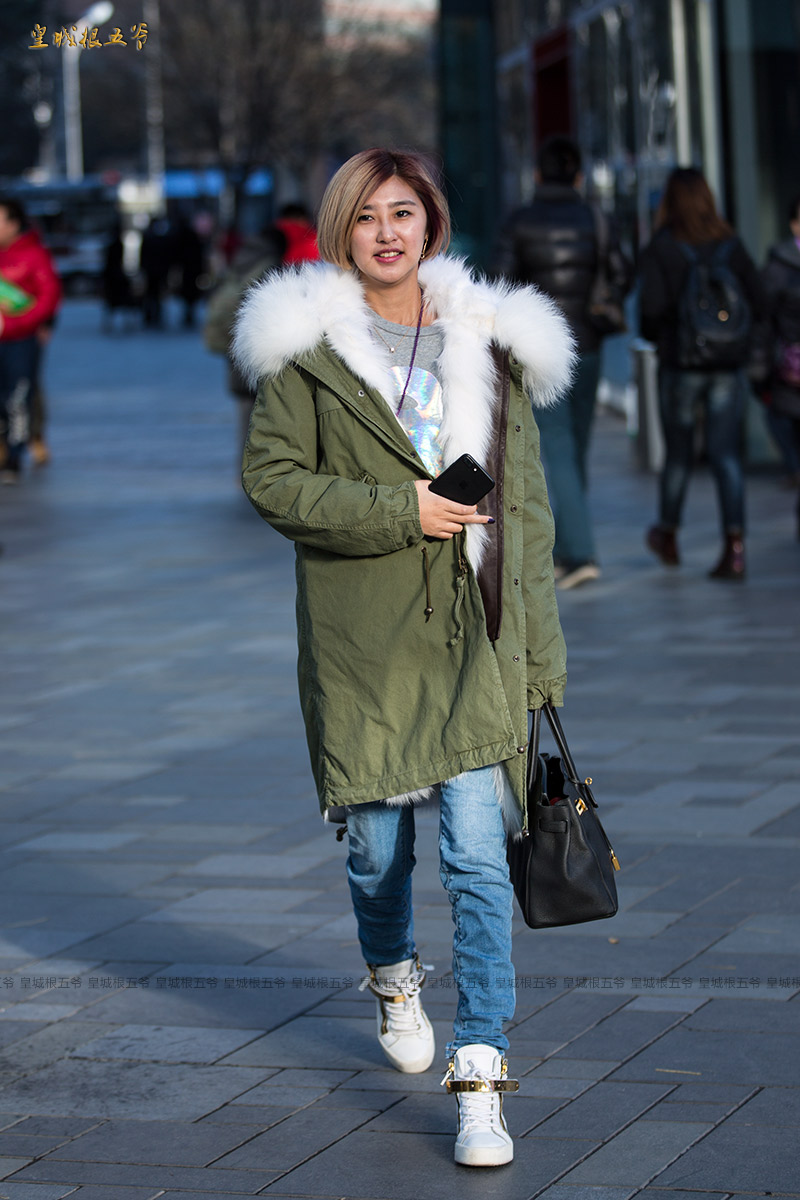 五爷街头摄影：在这么天寒地冻的季节里，三里屯时尚街拍犹如暖风