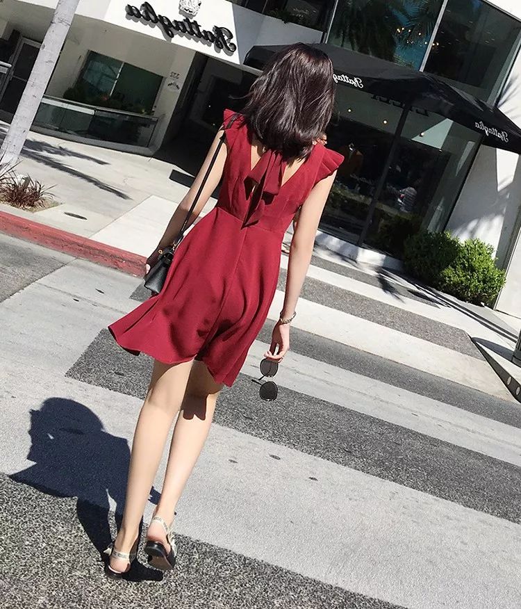 教你怎样搭配衣服，这条红裙子让你美得张扬！