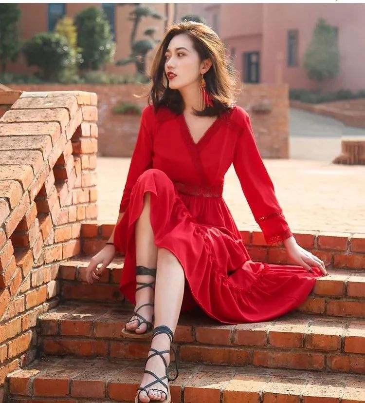 教你怎样搭配衣服，这条红裙子让你美得张扬！