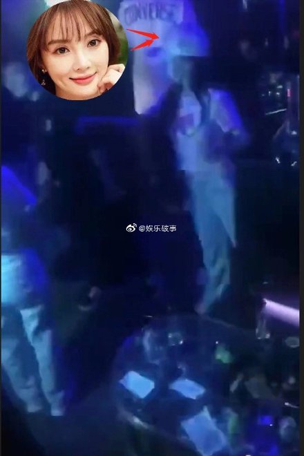 李小璐深夜酒吧蹦迪，与神秘男子亲密交流