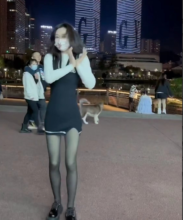 柳岩晒街头跳舞视频，穿紧身裙秀身材，网友称其行为掉价似网红