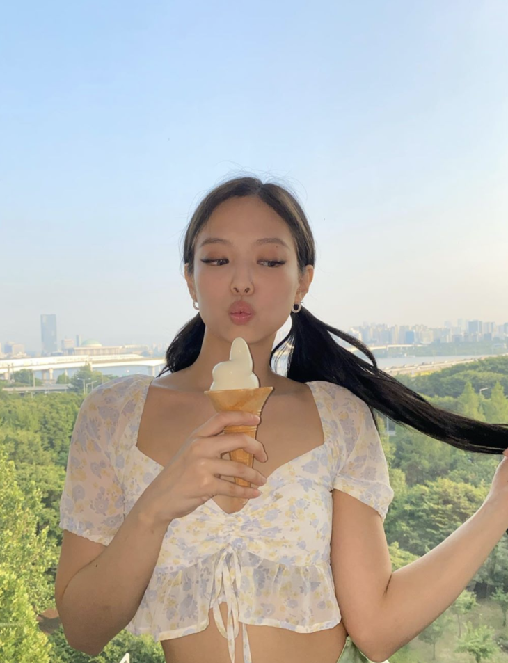 台上的Jennie：短裙短短短&amp;台下的煎妮：长裙长长长长&#8230;&#8230;