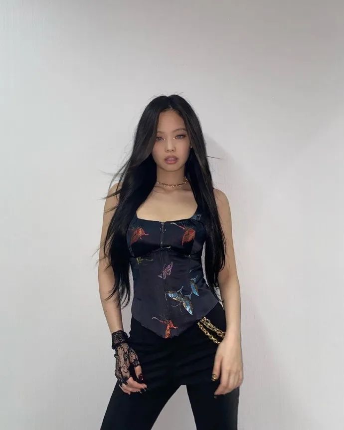 台上的Jennie：短裙短短短&amp;台下的煎妮：长裙长长长长&#8230;&#8230;