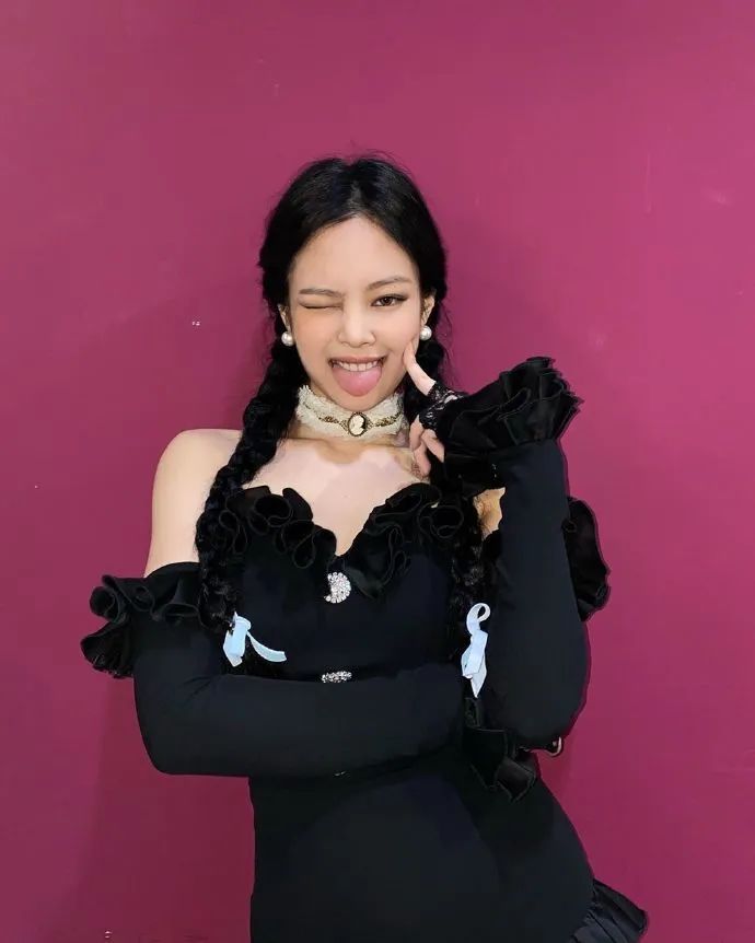 台上的Jennie：短裙短短短&amp;台下的煎妮：长裙长长长长&#8230;&#8230;