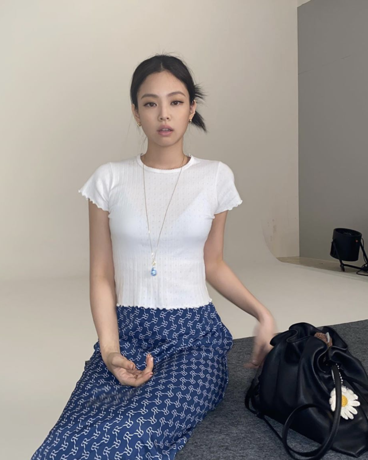 台上的Jennie：短裙短短短&amp;台下的煎妮：长裙长长长长&#8230;&#8230;