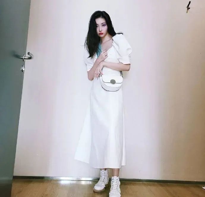 台上的Jennie：短裙短短短&amp;台下的煎妮：长裙长长长长&#8230;&#8230;