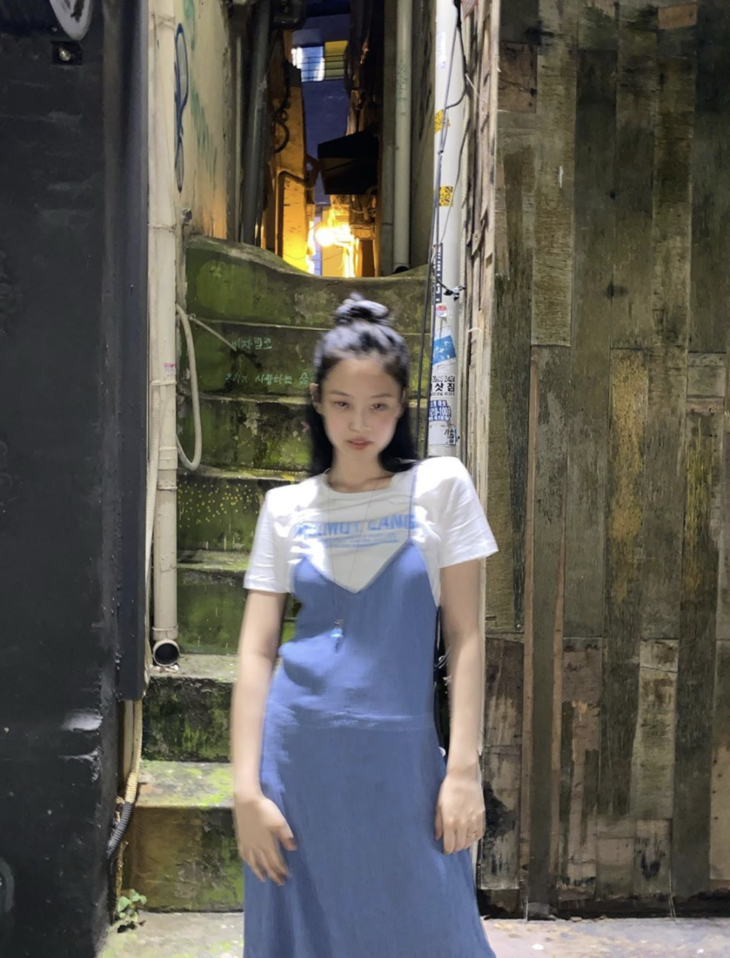 台上的Jennie：短裙短短短&amp;台下的煎妮：长裙长长长长&#8230;&#8230;