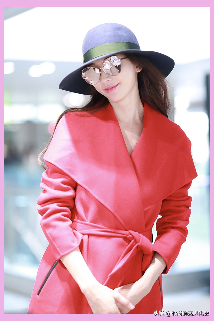 27日时尚精选：45岁林志玲机场街拍，红色大衣皱了一样穿！搭配深蓝色礼帽很摩登